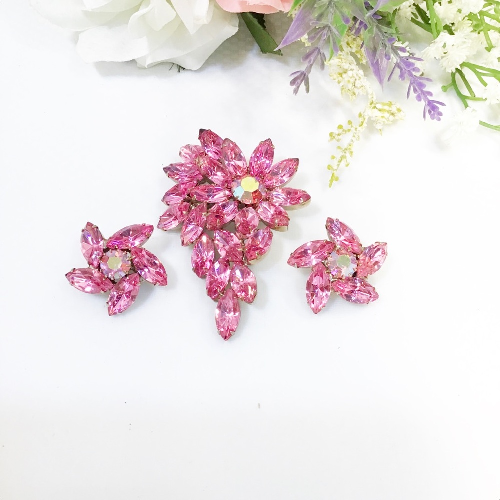 Beautiful rhinestone estate jewelry brooch with earrings Juliana